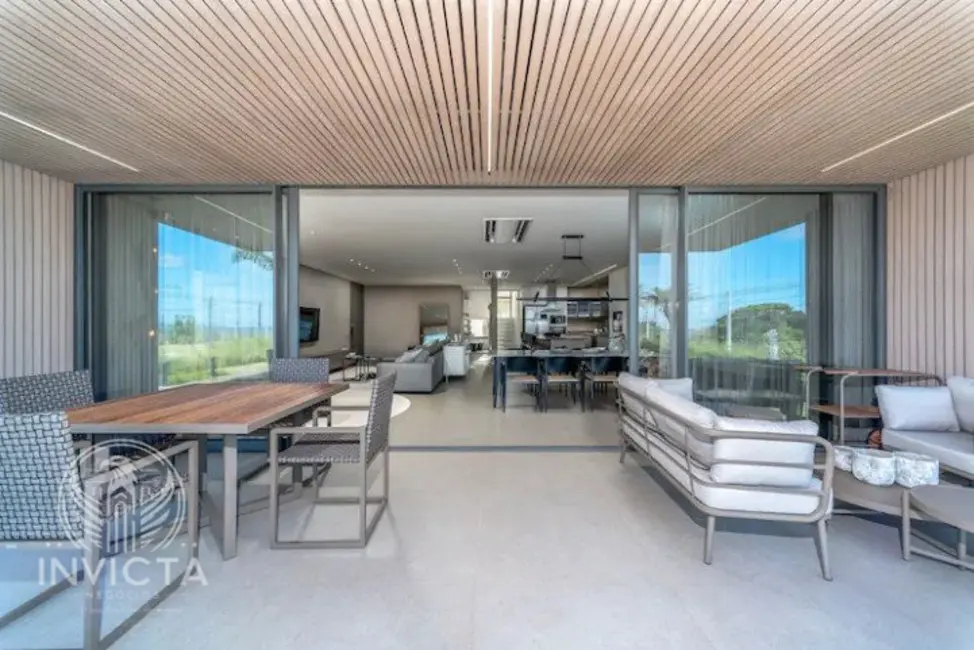 Casa com 5 quartos à venda, 458m2 em Praia do Estaleiro, Balneario Camboriu - SC - imagem 3 Foto 3 de Casa com 5 quartos à venda, 458m2 em Praia do Estaleiro, Balneario Camboriu - SC