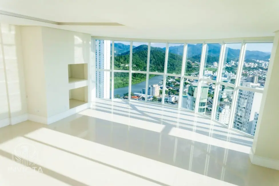 Foto 4 de Cobertura com 3 quartos à venda, 246m2 em Centro, Balneario Camboriu - SC