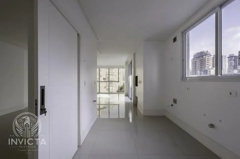 Apartamento com 3 quartos à venda, 162m2 em Centro, Balneario Camboriu - SC - imagem 8 Foto 8 de Apartamento com 3 quartos à venda, 162m2 em Centro, Balneario Camboriu - SC
