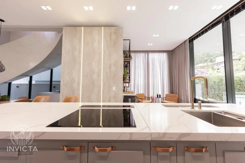 Casa com 4 quartos à venda, 380m2 em Estados, Balneario Camboriu - SC - imagem 8 Foto 8 de Casa com 4 quartos à venda, 380m2 em Estados, Balneario Camboriu - SC