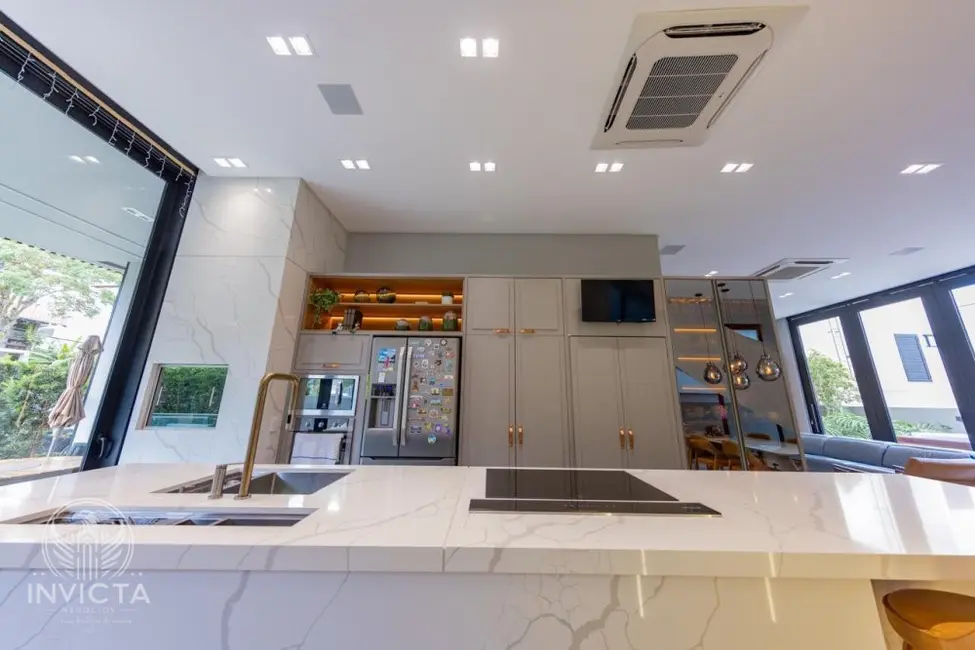 Casa com 4 quartos à venda, 380m2 em Estados, Balneario Camboriu - SC - imagem 7 Foto 7 de Casa com 4 quartos à venda, 380m2 em Estados, Balneario Camboriu - SC