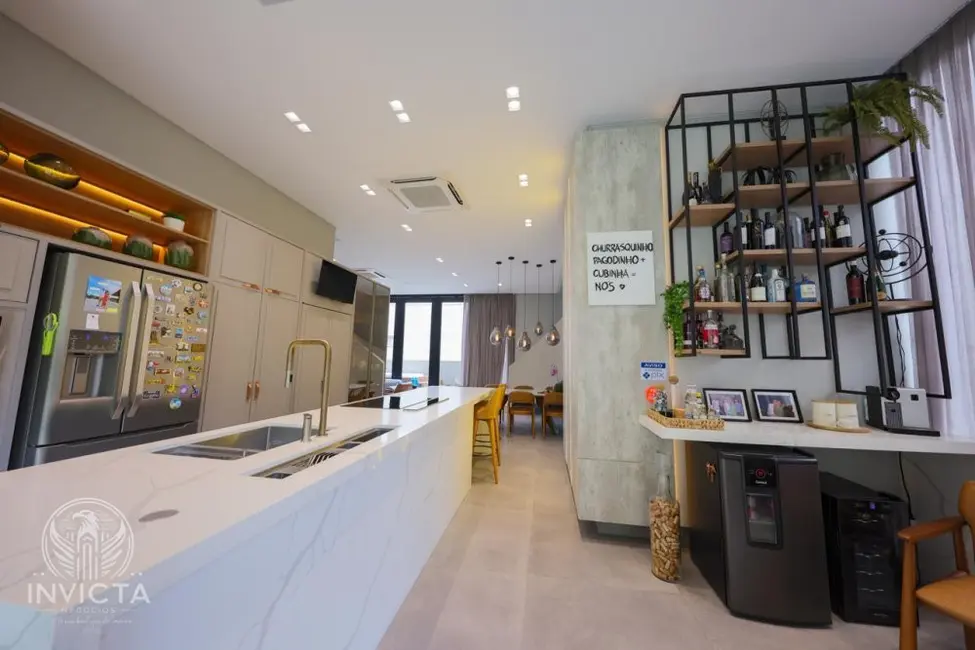 Casa com 4 quartos à venda, 380m2 em Estados, Balneario Camboriu - SC - imagem 6 Foto 6 de Casa com 4 quartos à venda, 380m2 em Estados, Balneario Camboriu - SC