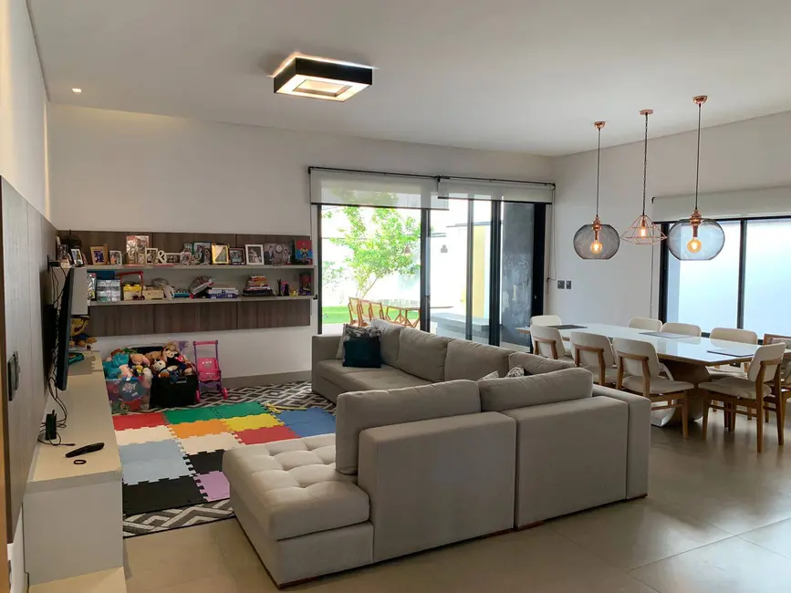Foto 2 de Casa com 3 quartos à venda, 230m2 em Sao Jose Dos Campos - SP