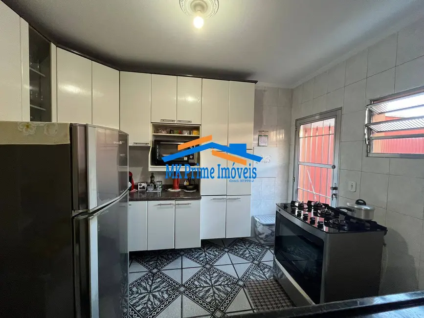 Sobrado com 3 quartos à venda, 214m2 em Jardim Roberto, Osasco - SP - imagem 4 Foto 4 de Sobrado com 3 quartos à venda, 214m2 em Jardim Roberto, Osasco - SP