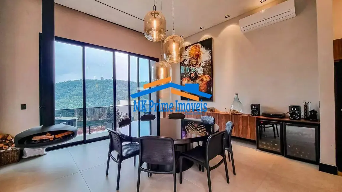 Casa de Condomínio com 4 quartos à venda, 300m2 em Alphaville, Santana De Parnaiba - SP - imagem 5 Foto 5 de Casa de Condomínio com 4 quartos à venda, 300m2 em Alphaville, Santana De Parnaiba - SP