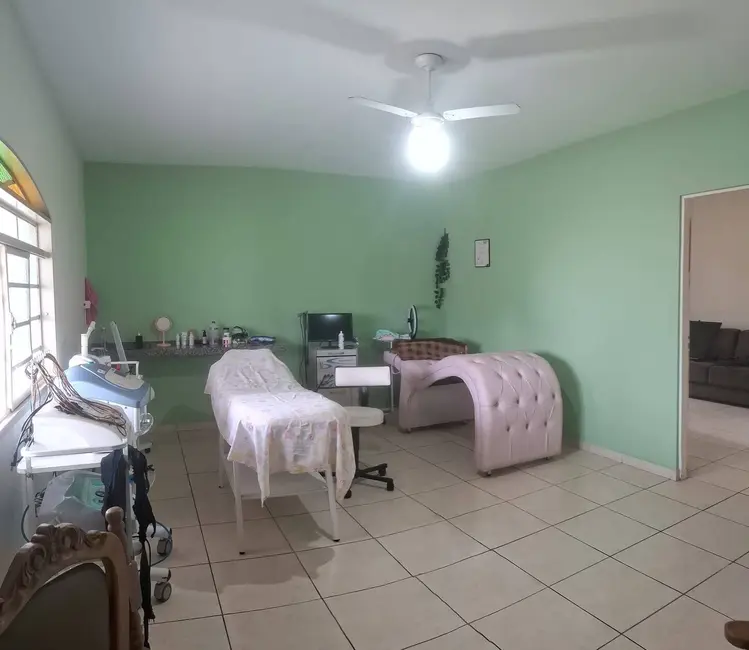 Foto 2 de Casa com 3 quartos à venda, 300m2 em Sao Pedro - SP