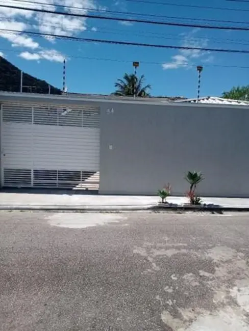 Foto 2 de Casa com 3 quartos à venda, 200m2 em Centro, Caraguatatuba - SP