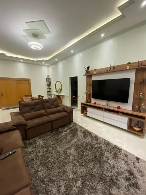 Foto 1 de Sobrado com 3 quartos à venda, 290m2 em Setor Central, Campo Limpo De Goias - GO