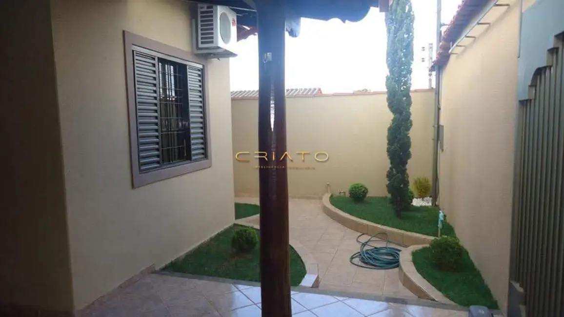 Foto 1 de Sobrado com 4 quartos à venda, 254m2 em Jardim Alexandrina, Anapolis - GO