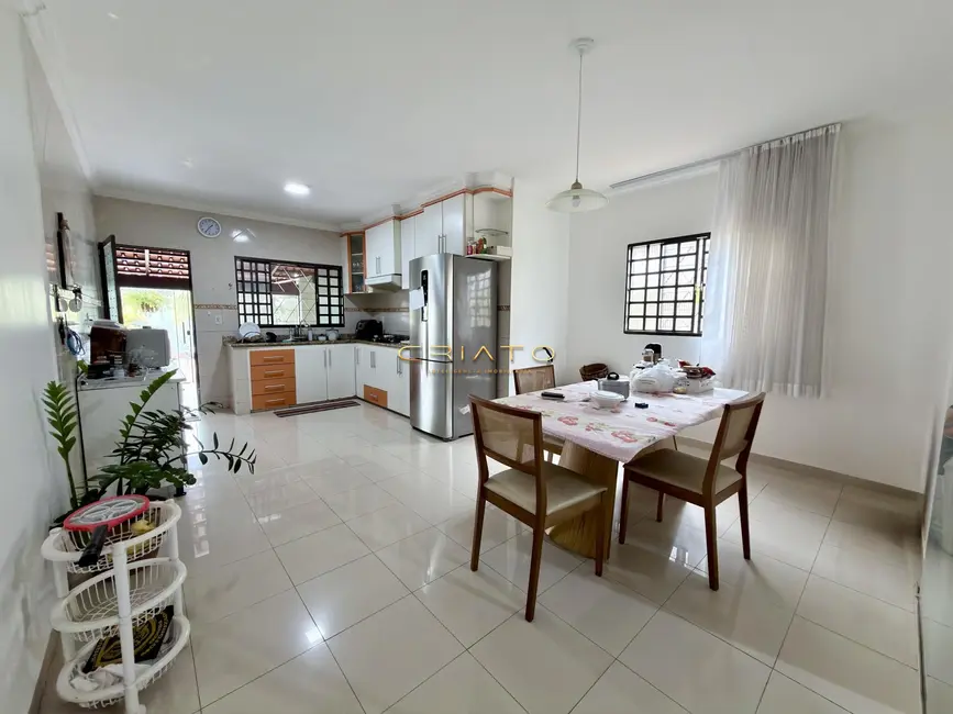Foto 4 de Sobrado com 4 quartos para alugar, 215m2 em Alvorada, Anapolis - GO