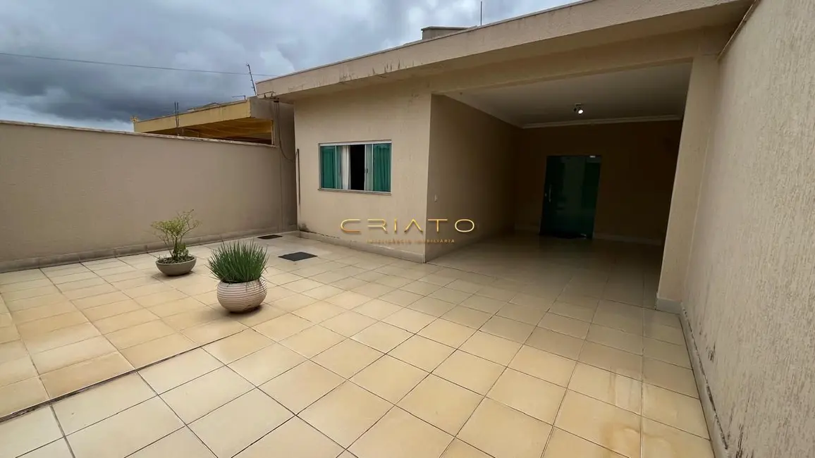 Casa com 3 quartos à venda, 148m2 em Setor Três Marias, Goiania - GO - imagem 1 Foto 1 de Casa com 3 quartos à venda, 148m2 em Setor Três Marias, Goiania - GO