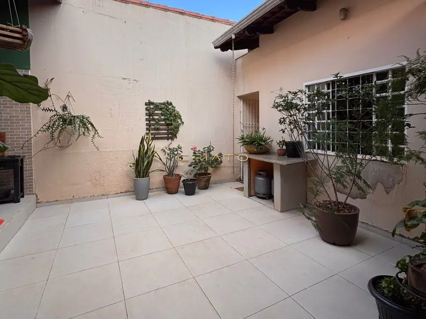 Casa com 3 quartos à venda, 150m2 em São Carlos, Anapolis - GO - imagem 2 Foto 2 de Casa com 3 quartos à venda, 150m2 em São Carlos, Anapolis - GO