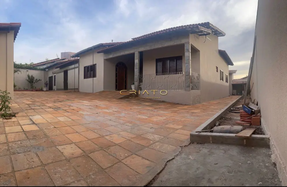 Casa com 3 quartos à venda, 303m2 em Anápolis City, Anapolis - GO - imagem 1 Foto 1 de Casa com 3 quartos à venda, 303m2 em Anápolis City, Anapolis - GO