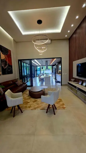 Sobrado com 5 quartos à venda, 320m2 em Goiania - GO - imagem 1 Foto 1 de Sobrado com 5 quartos à venda, 320m2 em Goiania - GO