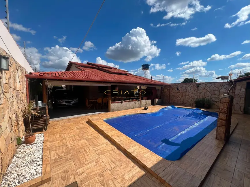 Casa com 4 quartos à venda, 250m2 em Vila São Joaquim, Anapolis - GO - imagem 1 Foto 1 de Casa com 4 quartos à venda, 250m2 em Vila São Joaquim, Anapolis - GO