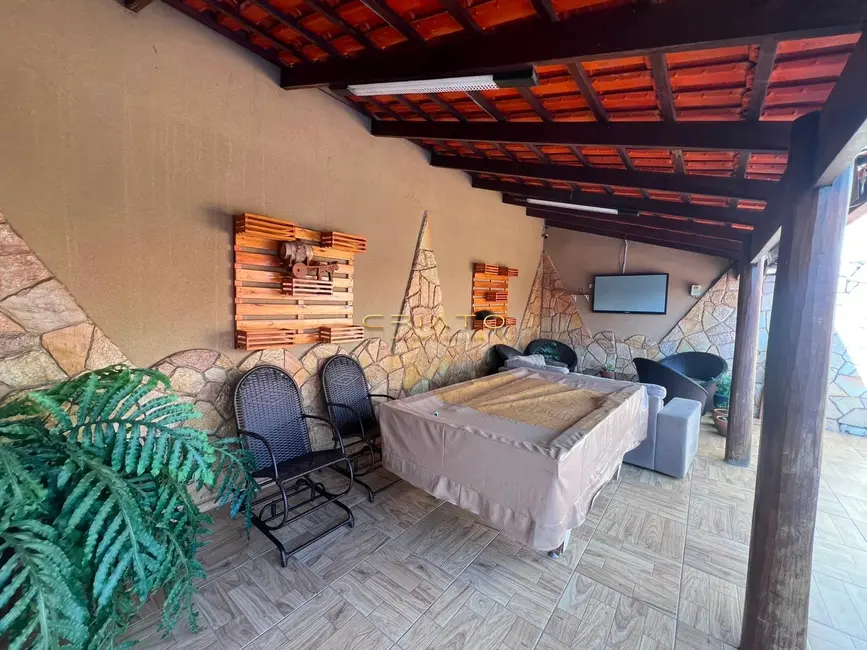 Casa com 4 quartos à venda, 250m2 em Vila São Joaquim, Anapolis - GO - imagem 3 Foto 3 de Casa com 4 quartos à venda, 250m2 em Vila São Joaquim, Anapolis - GO