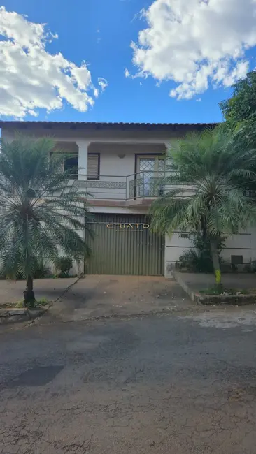 Sobrado com 5 quartos à venda, 300m2 em Vila Goiás, Anapolis - GO - imagem 1 Foto 1 de Sobrado com 5 quartos à venda, 300m2 em Vila Goiás, Anapolis - GO