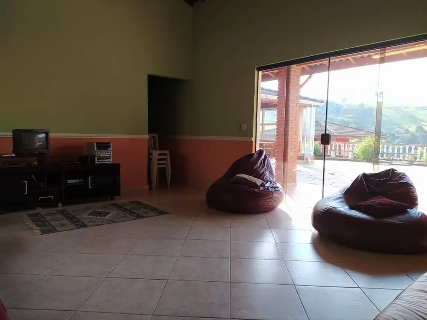 Chácara com 3 quartos à venda, 250m2 em Centro, Piracaia - SP - imagem 4 Foto 4 de Chácara com 3 quartos à venda, 250m2 em Centro, Piracaia - SP