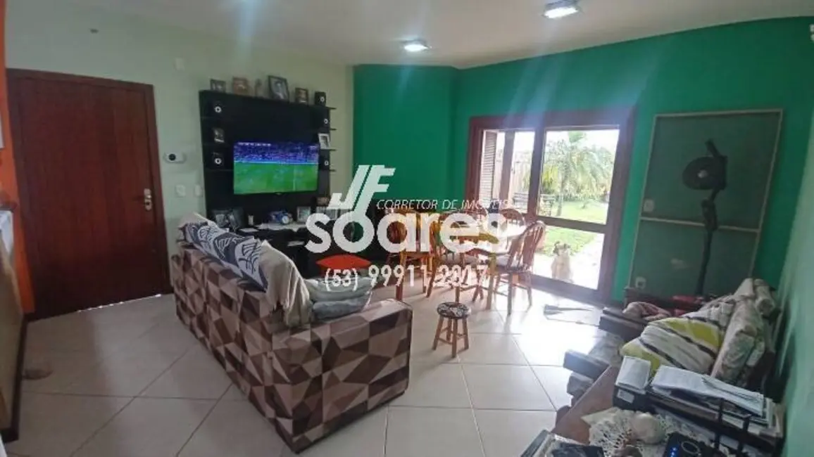 Foto 1 de Sobrado com 3 quartos à venda, 229m2 em Laranjal, Pelotas - RS