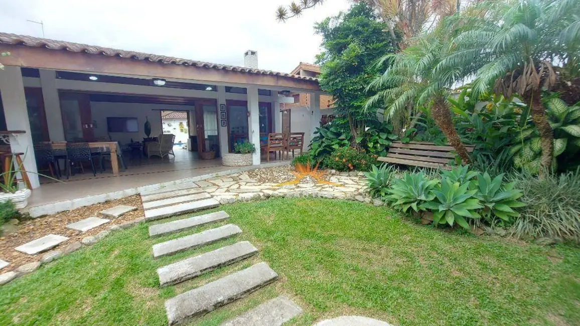 Casa com 4 quartos à venda, 450m2 em Jardim Virgínia, Guaruja - SP - imagem 4 Foto 4 de Casa com 4 quartos à venda, 450m2 em Jardim Virgínia, Guaruja - SP