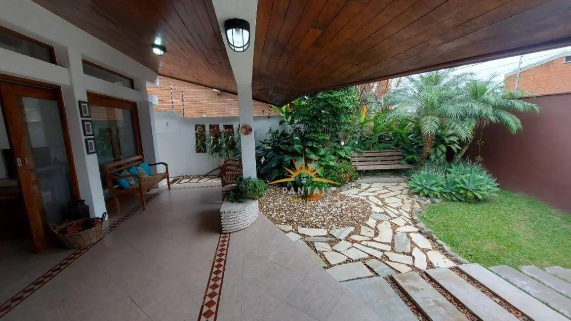 Casa com 4 quartos à venda, 450m2 em Jardim Virgínia, Guaruja - SP - imagem 3 Foto 3 de Casa com 4 quartos à venda, 450m2 em Jardim Virgínia, Guaruja - SP