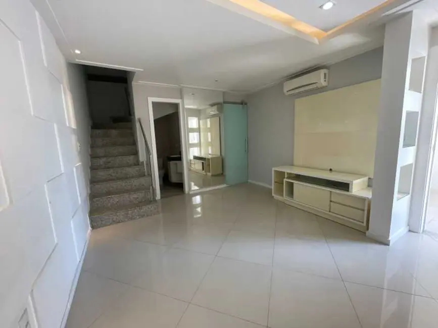 Casa de Condomínio com 3 quartos à venda, 122m2 em Rio De Janeiro - RJ - imagem 4 Foto 4 de Casa de Condomínio com 3 quartos à venda, 122m2 em Rio De Janeiro - RJ