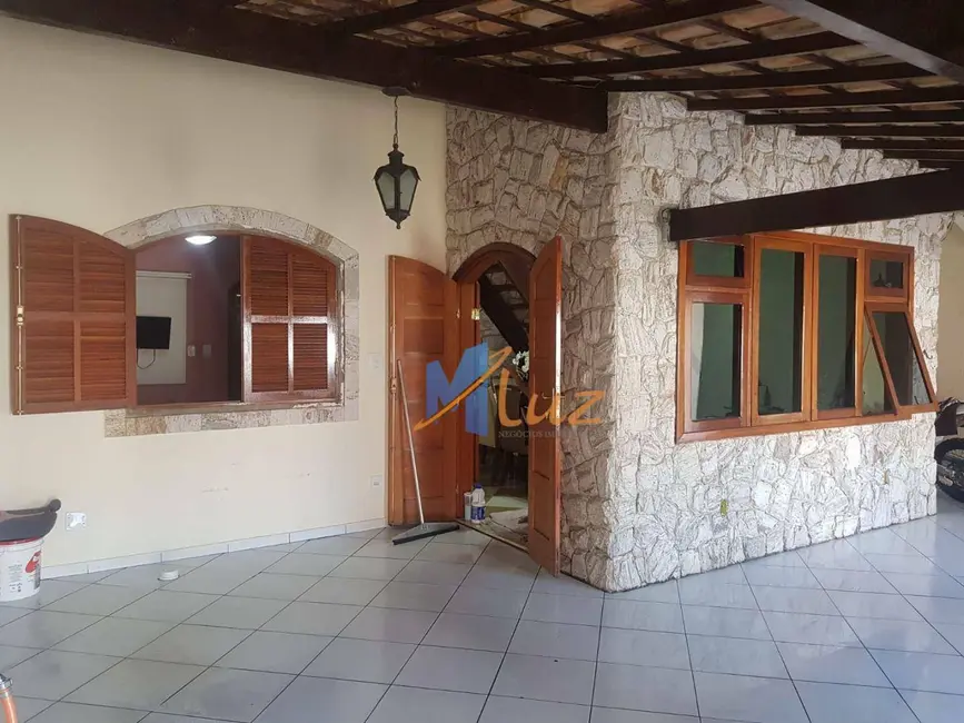 Casa de Condomínio com 3 quartos à venda, 168m2 em Parque Aeroporto, Macae - RJ - imagem 2 Foto 2 de Casa de Condomínio com 3 quartos à venda, 168m2 em Parque Aeroporto, Macae - RJ