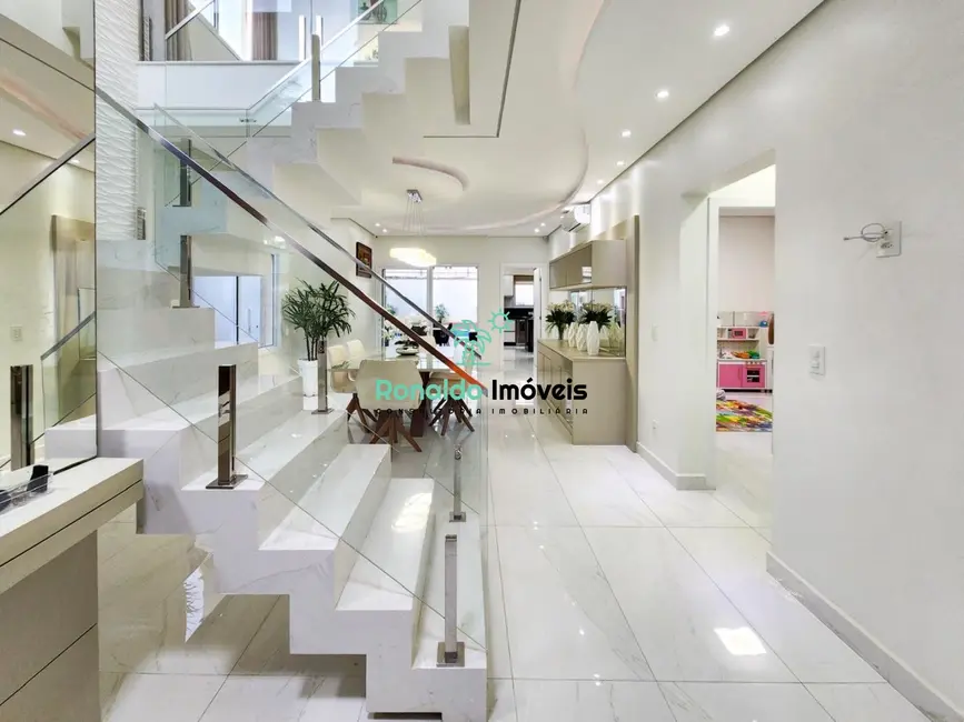 Casa com 4 quartos à venda, 302m2 em Centro, Bertioga - SP - imagem 4 Foto 4 de Casa com 4 quartos à venda, 302m2 em Centro, Bertioga - SP