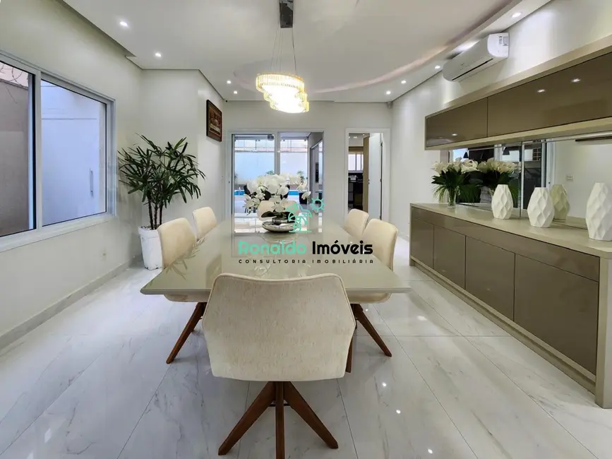 Casa com 4 quartos à venda, 302m2 em Centro, Bertioga - SP - imagem 3 Foto 3 de Casa com 4 quartos à venda, 302m2 em Centro, Bertioga - SP