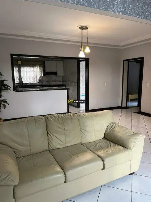 Foto 2 de Casa com 3 quartos para alugar, 200m2 em Iririú, Joinville - SC