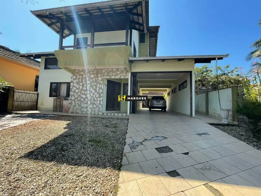 Foto 1 de Casa com 3 quartos para alugar, 270m2 em Guanabara, Joinville - SC