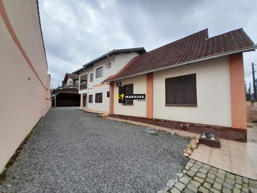 Foto 2 de Casa com 5 quartos à venda, 200m2 em Floresta, Joinville - SC