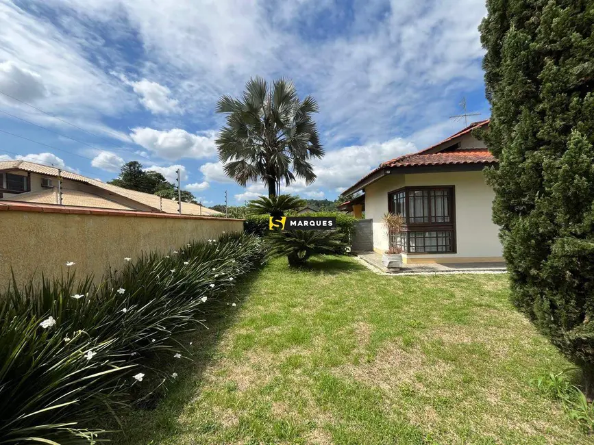 Foto 2 de Casa com 4 quartos para alugar, 289m2 em Glória, Joinville - SC