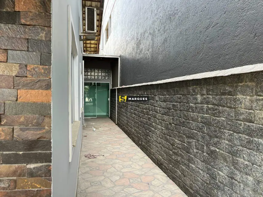 Casa com 3 quartos para alugar, 112m2 em Jardim Iririú, Joinville - SC - imagem 3 Foto 3 de Casa com 3 quartos para alugar, 112m2 em Jardim Iririú, Joinville - SC