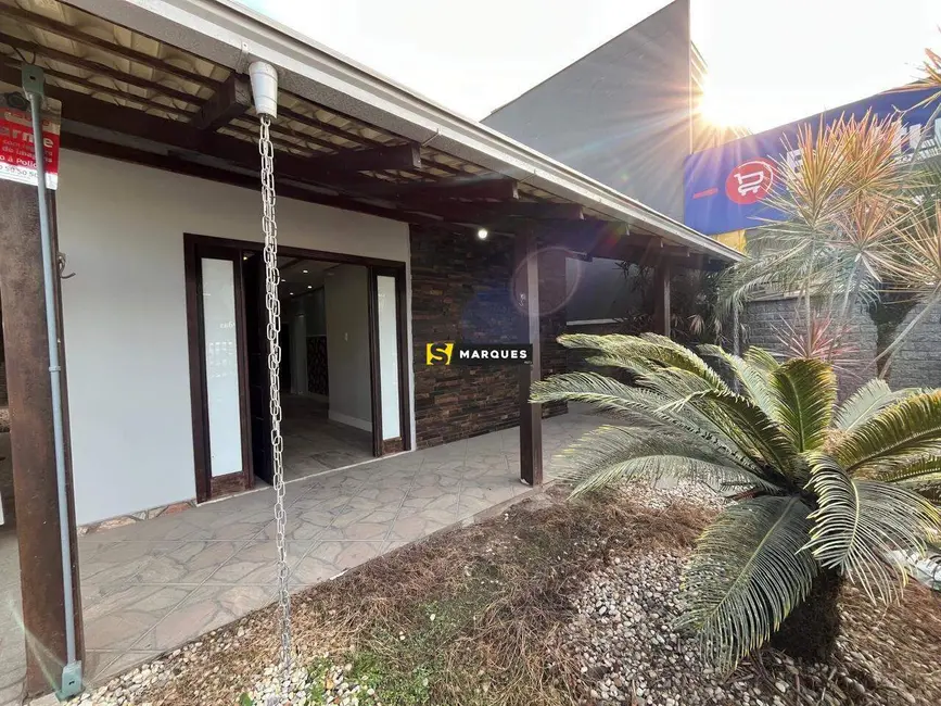 Casa com 3 quartos para alugar, 112m2 em Jardim Iririú, Joinville - SC - imagem 1 Foto 1 de Casa com 3 quartos para alugar, 112m2 em Jardim Iririú, Joinville - SC