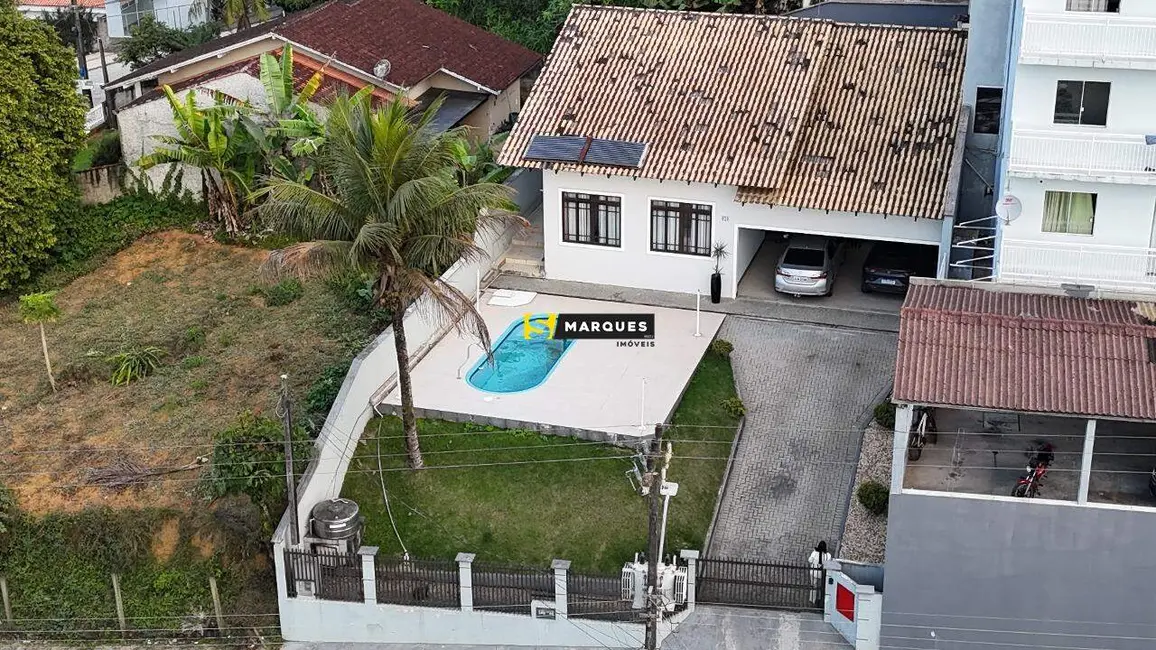 Foto 2 de Casa com 3 quartos para alugar, 210m2 em Santa Catarina, Joinville - SC