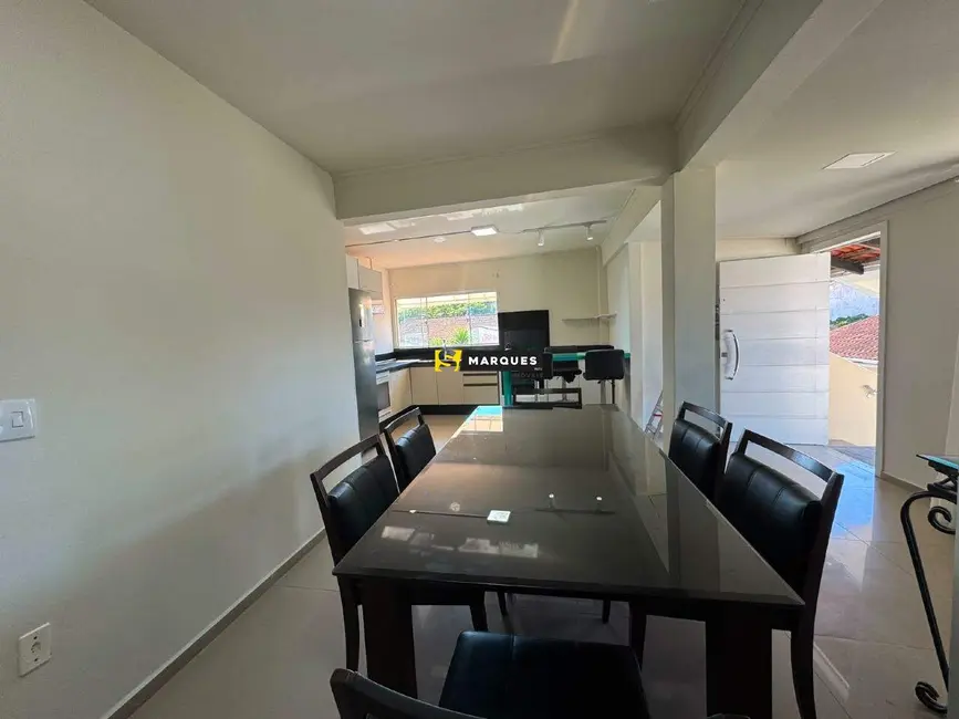 Apartamento com 3 quartos para alugar, 136m2 em Guanabara, Joinville - SC - imagem 7 Foto 7 de Apartamento com 3 quartos para alugar, 136m2 em Guanabara, Joinville - SC
