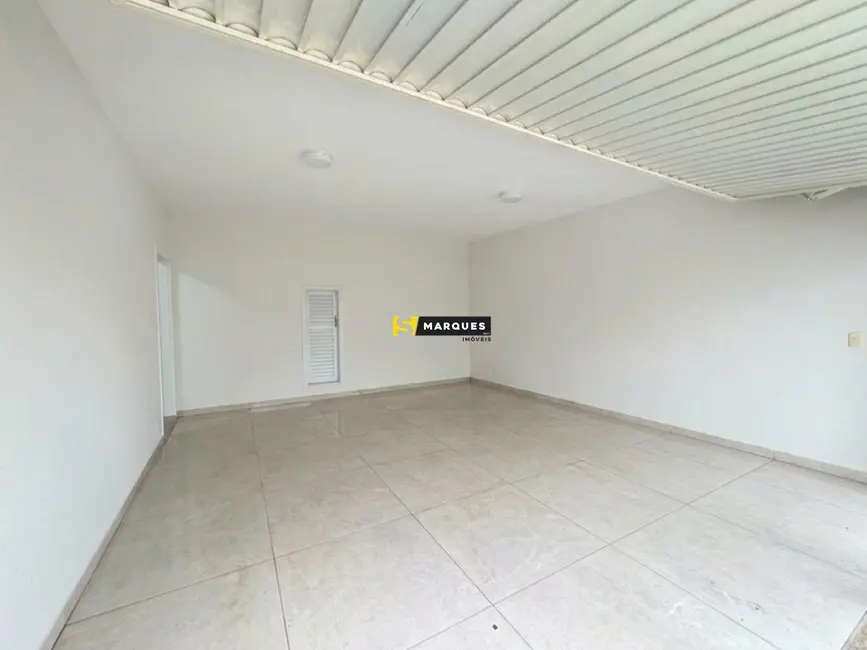 Casa com 5 quartos para alugar, 280m2 em São Marcos, Joinville - SC - imagem 7 Foto 7 de Casa com 5 quartos para alugar, 280m2 em São Marcos, Joinville - SC