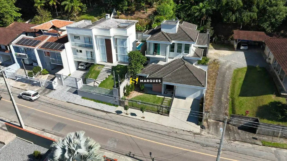 Casa com 5 quartos para alugar, 280m2 em São Marcos, Joinville - SC - imagem 2 Foto 2 de Casa com 5 quartos para alugar, 280m2 em São Marcos, Joinville - SC