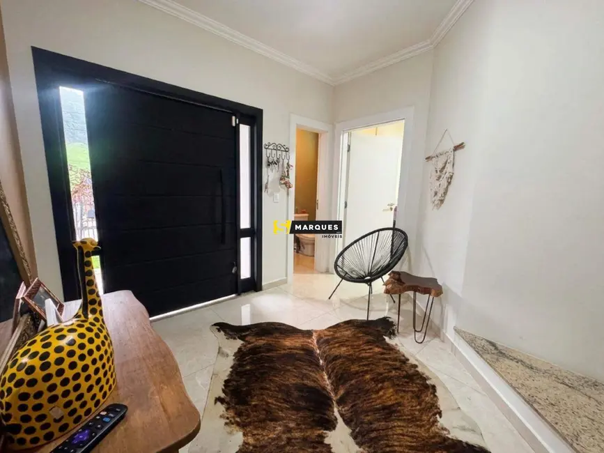 Casa com 5 quartos para alugar, 280m2 em São Marcos, Joinville - SC - imagem 5 Foto 5 de Casa com 5 quartos para alugar, 280m2 em São Marcos, Joinville - SC