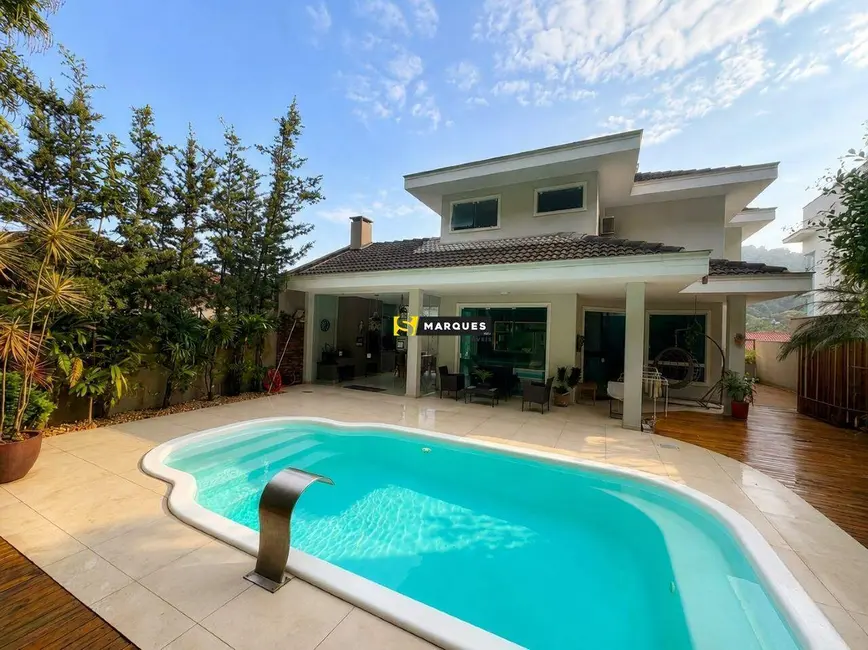 Casa com 5 quartos para alugar, 280m2 em São Marcos, Joinville - SC - imagem 1 Foto 1 de Casa com 5 quartos para alugar, 280m2 em São Marcos, Joinville - SC