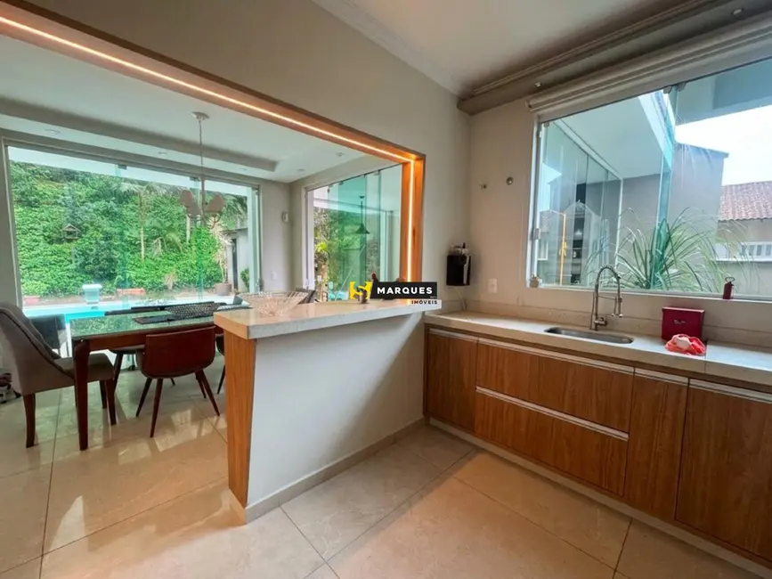 Casa com 5 quartos para alugar, 280m2 em São Marcos, Joinville - SC - imagem 9 Foto 9 de Casa com 5 quartos para alugar, 280m2 em São Marcos, Joinville - SC