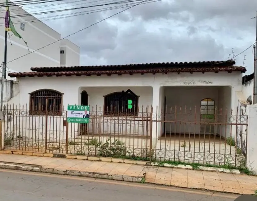 Foto 1 de Loja com 3 quartos à venda, 352m2 em Centro, Patos De Minas - MG