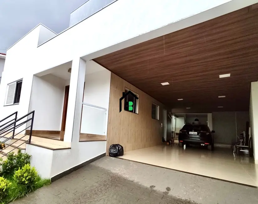 Foto 1 de Casa com 3 quartos à venda, 212m2 em Cidade Jardim, Patos De Minas - MG