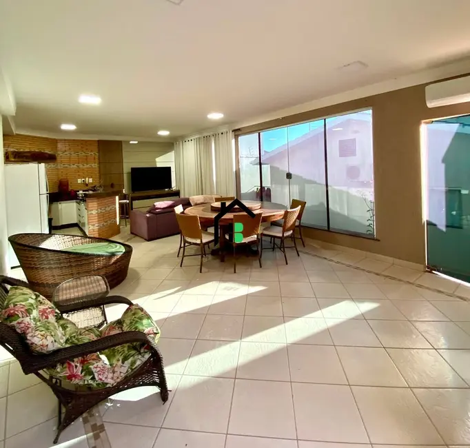 Foto 1 de Casa com 4 quartos à venda, 246m2 em Valparaíso, Patos De Minas - MG