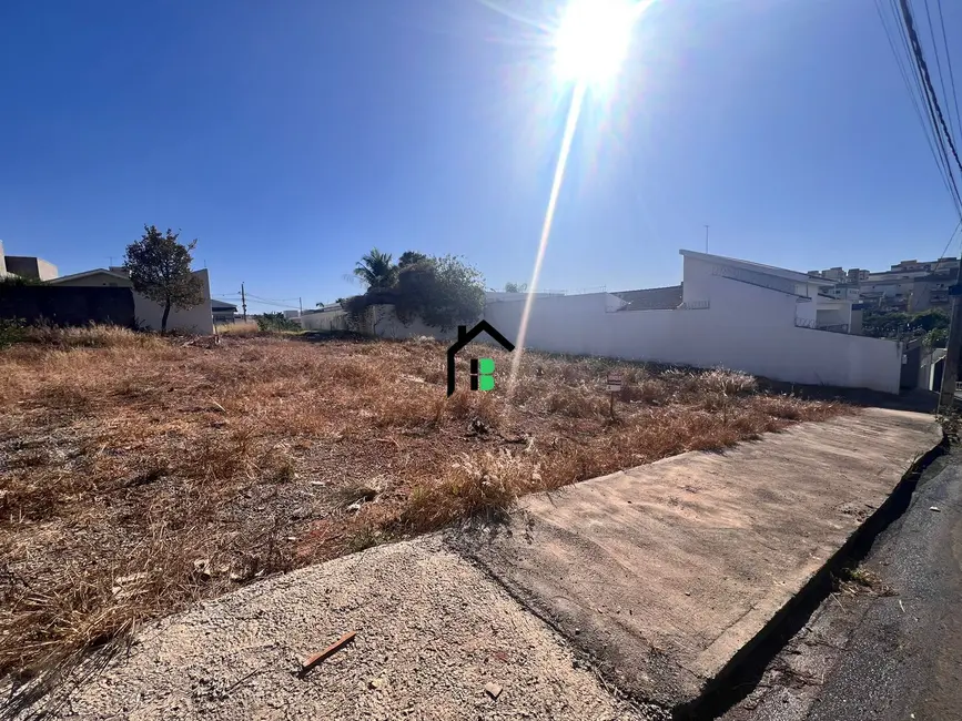 Foto 1 de Terreno / Lote à venda, 720m2 em Copacabana, Patos De Minas - MG