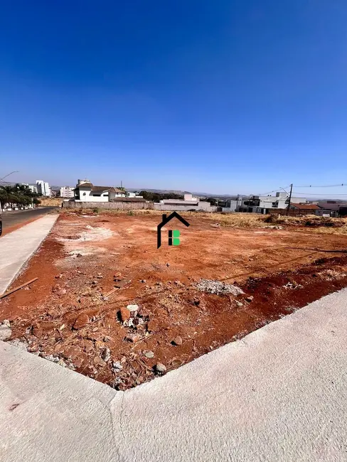 Foto 1 de Terreno / Lote à venda, 667m2 em Alto dos Caiçaras, Patos De Minas - MG