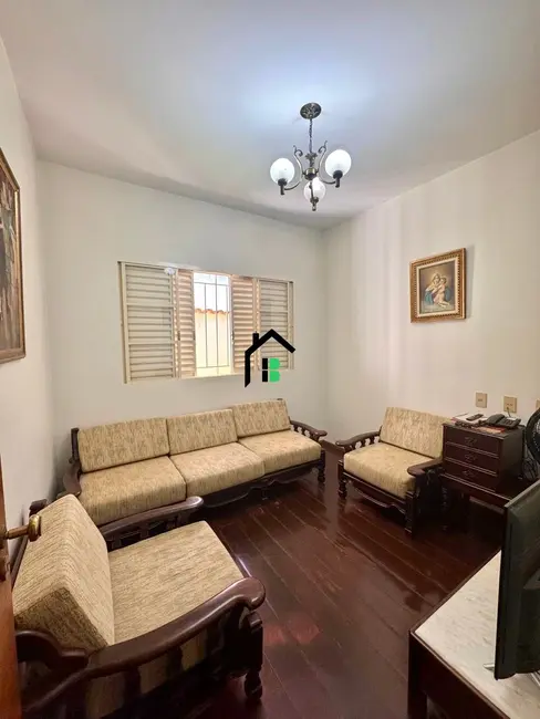 Foto 2 de Casa com 4 quartos à venda, 187m2 em Centro, Patos De Minas - MG
