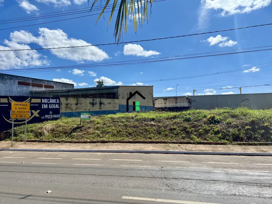 Foto 3 de Terreno / Lote para alugar, 587m2 em Bela Vista, Patos De Minas - MG