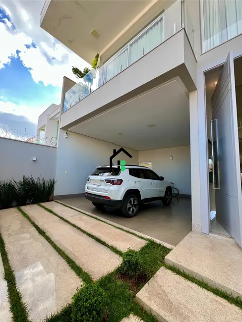 Casa com 4 quartos à venda, 370m2 em Copacabana, Patos De Minas - MG - imagem 3 Foto 3 de Casa com 4 quartos à venda, 370m2 em Copacabana, Patos De Minas - MG